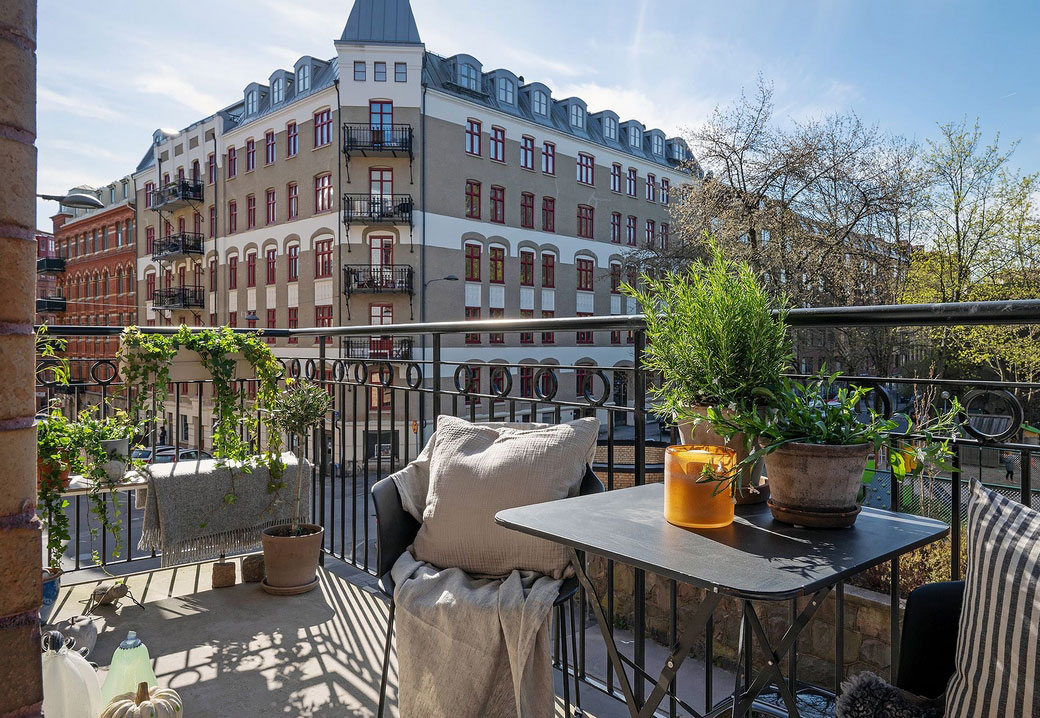 斯堪的纳维亚风格公寓的亮丽条纹沙发-9