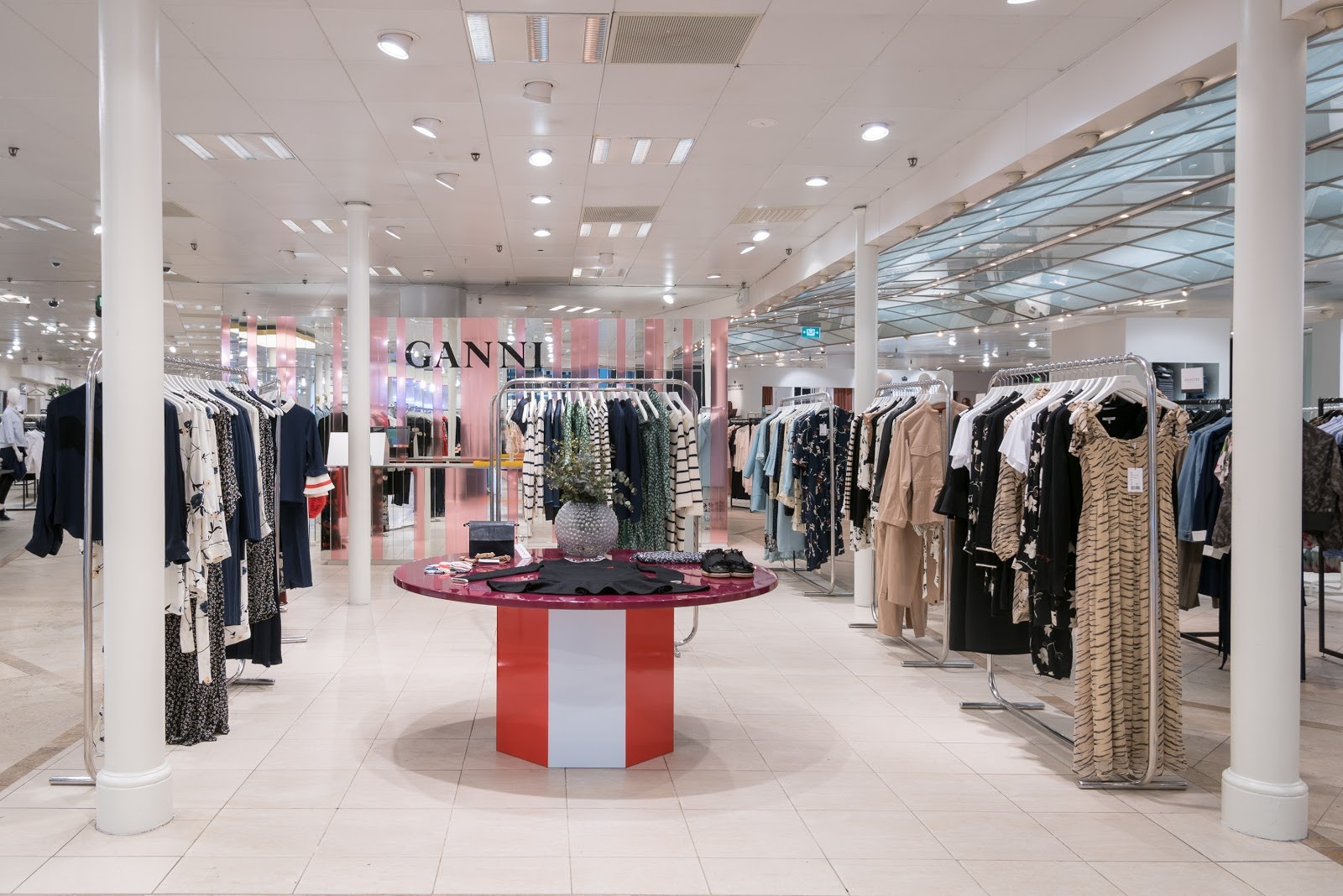 Ganni在哥本哈根Magasin百货店内店铺设计丨丹麦哥本哈根丨未明确提及具体设计团队名称-13