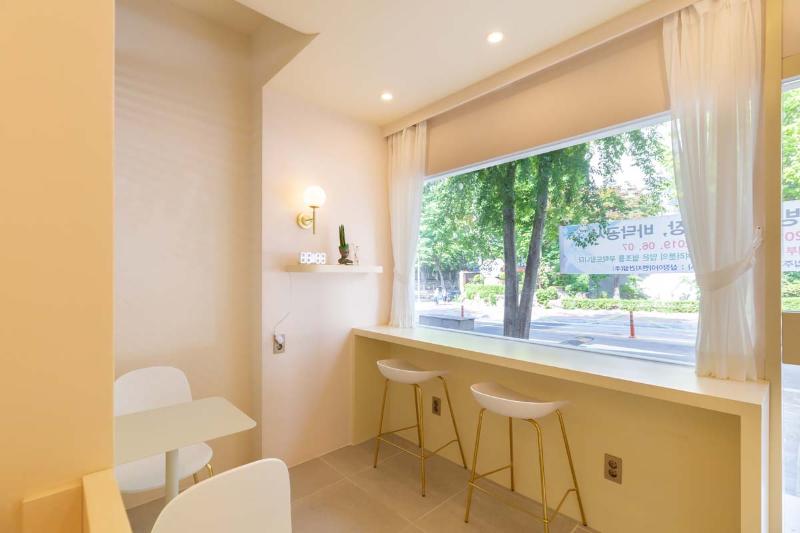 简约清新六坪蛋糕店设计-8