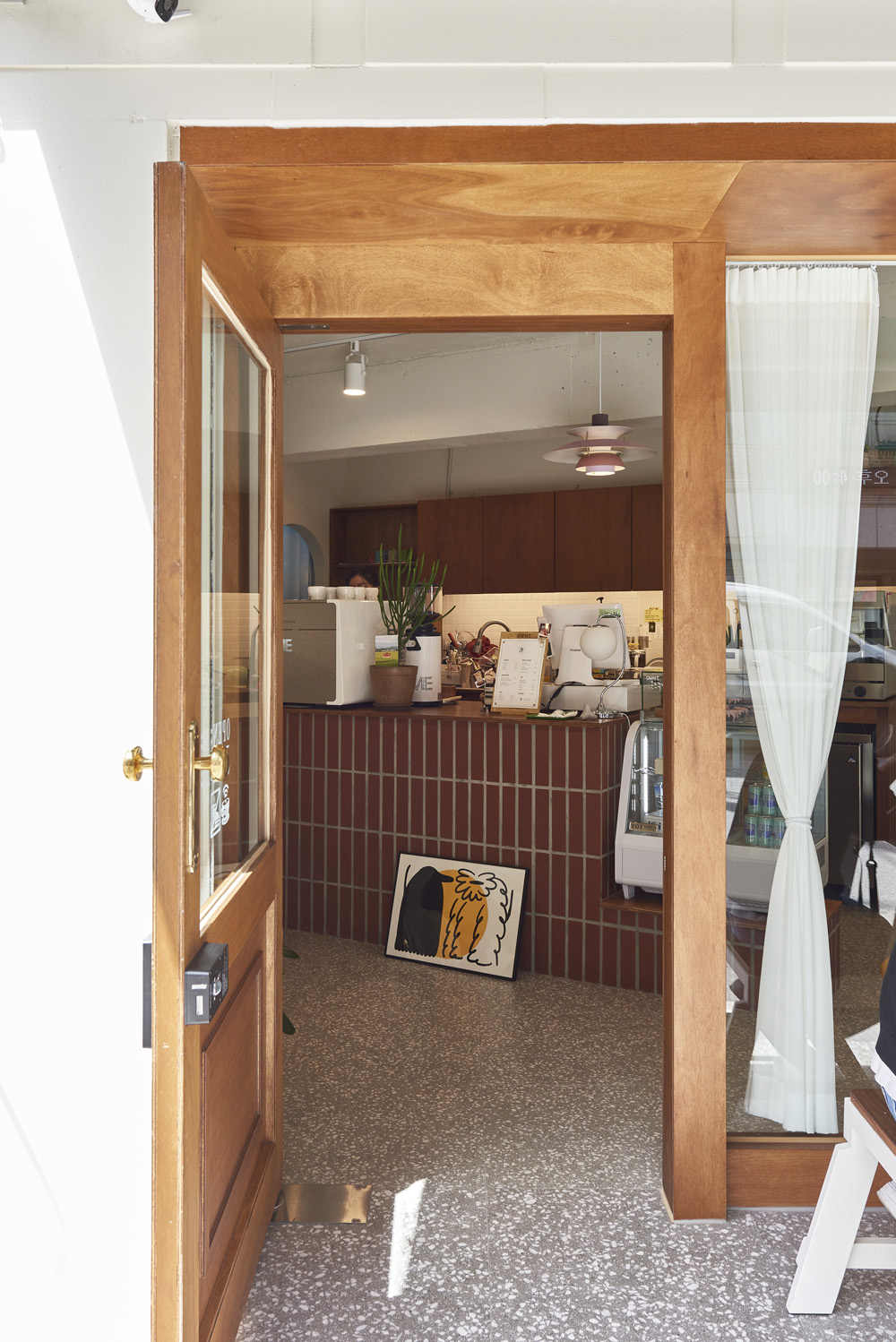 白色与木纹的完美融合 | 10 平米小咖啡厅的极简内饰设计-14