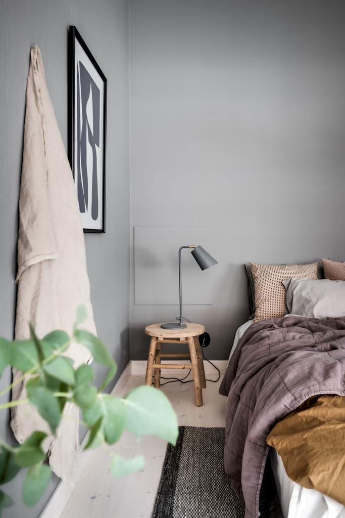 瑞典 75 平米公寓的黑暗墙面与有趣分区设计-12