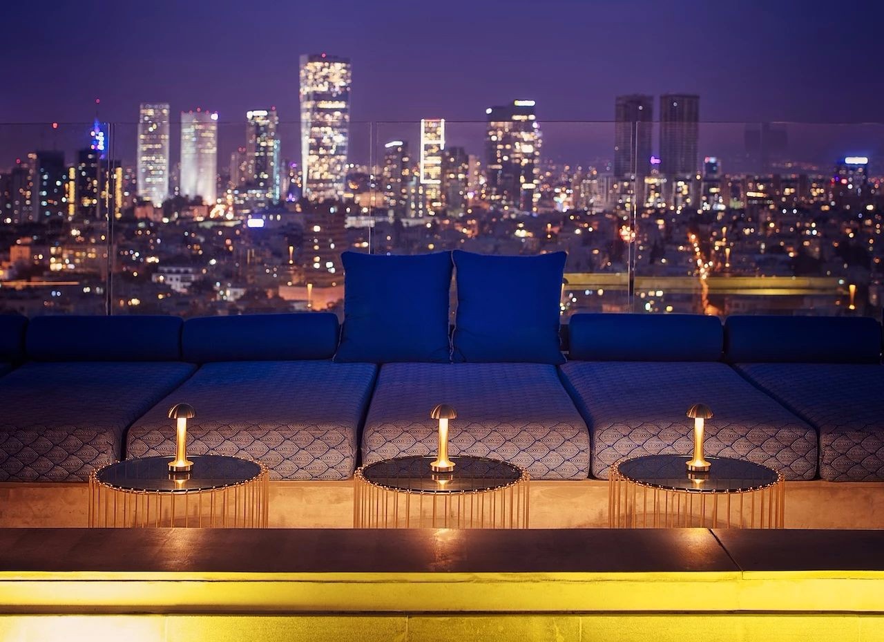 布朗酒店的灯塔-7