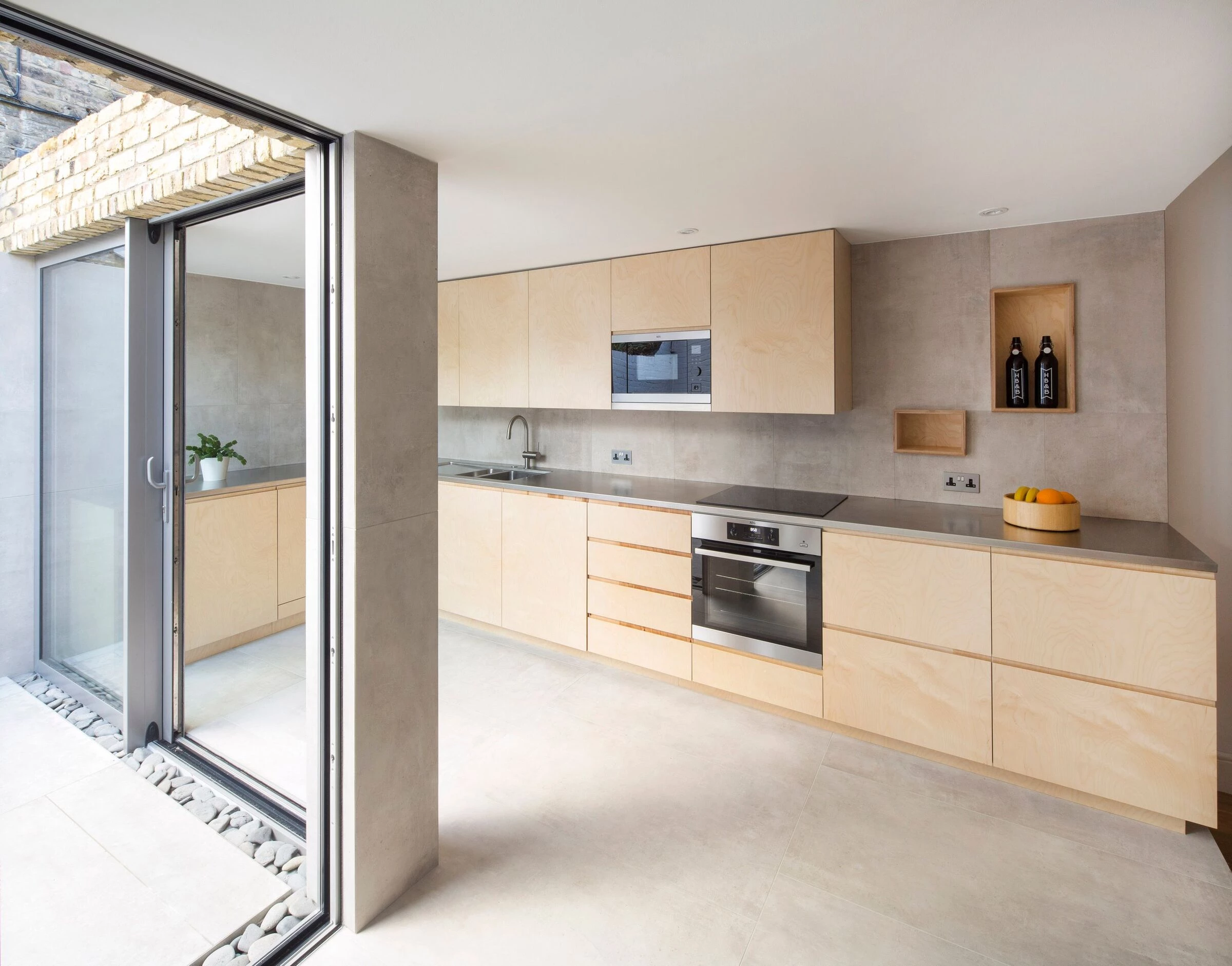 伦敦"Patio House" · 紧凑空间的厨房扩建-14