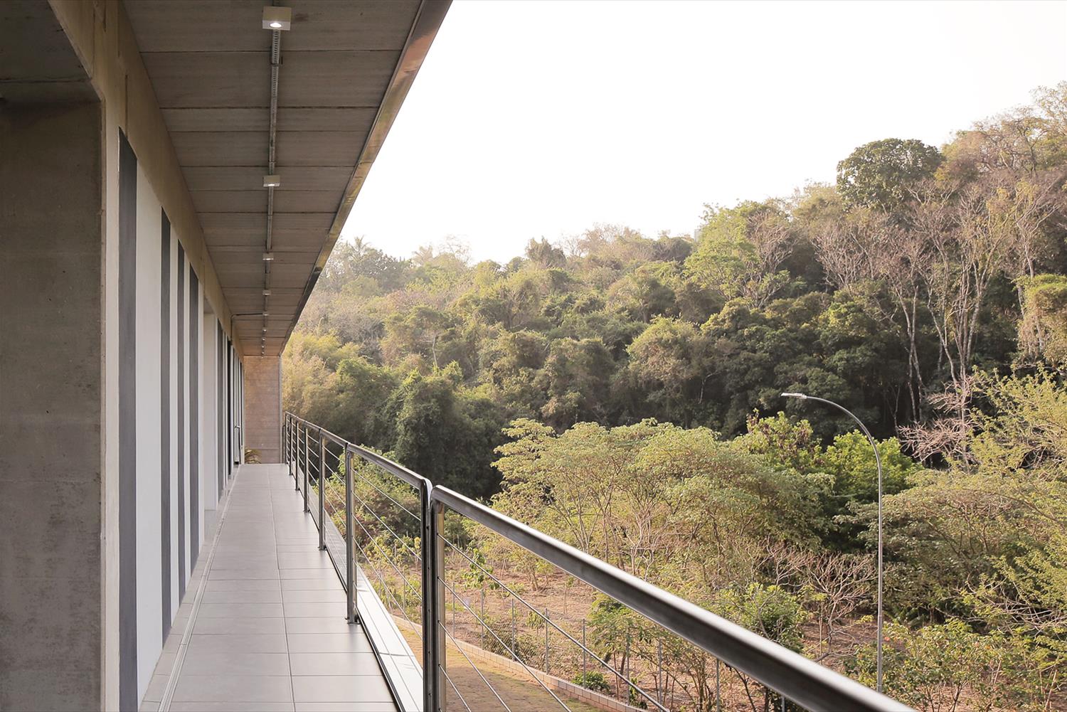 巴西 B&F Dias 工业建筑,尊重自然与现代工业风格的完美结合-16