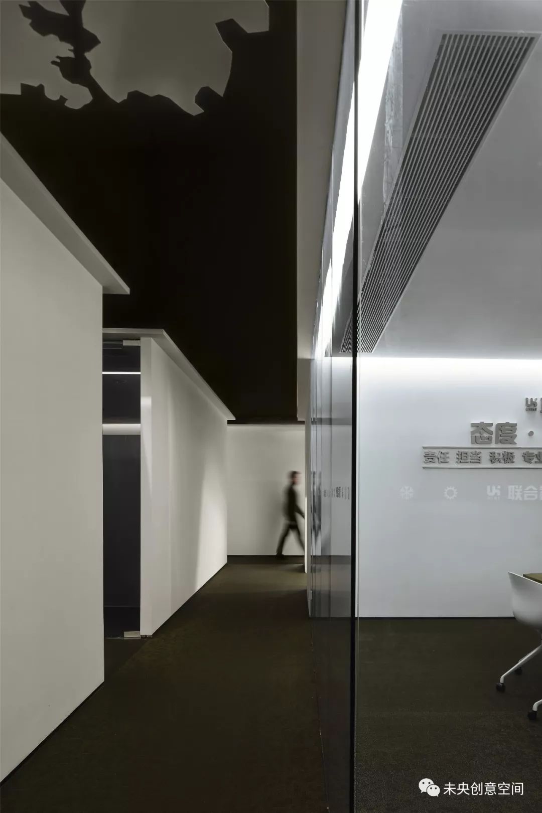 《光·荫》——自然光影塑造的办公展厅空间-36