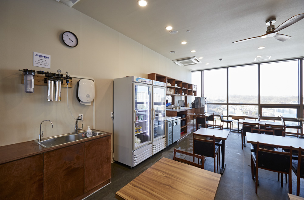 23 坪韩式猪骨汤店，极简工业风打造美食空间-11