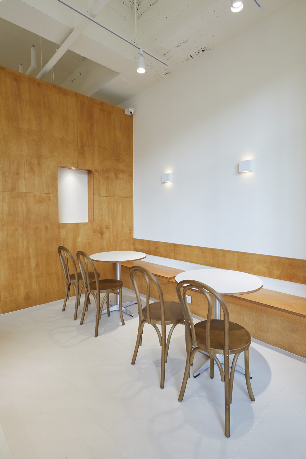 首尔 CAFÉ 4LEAF | 极简白的小清新咖啡厅设计-12