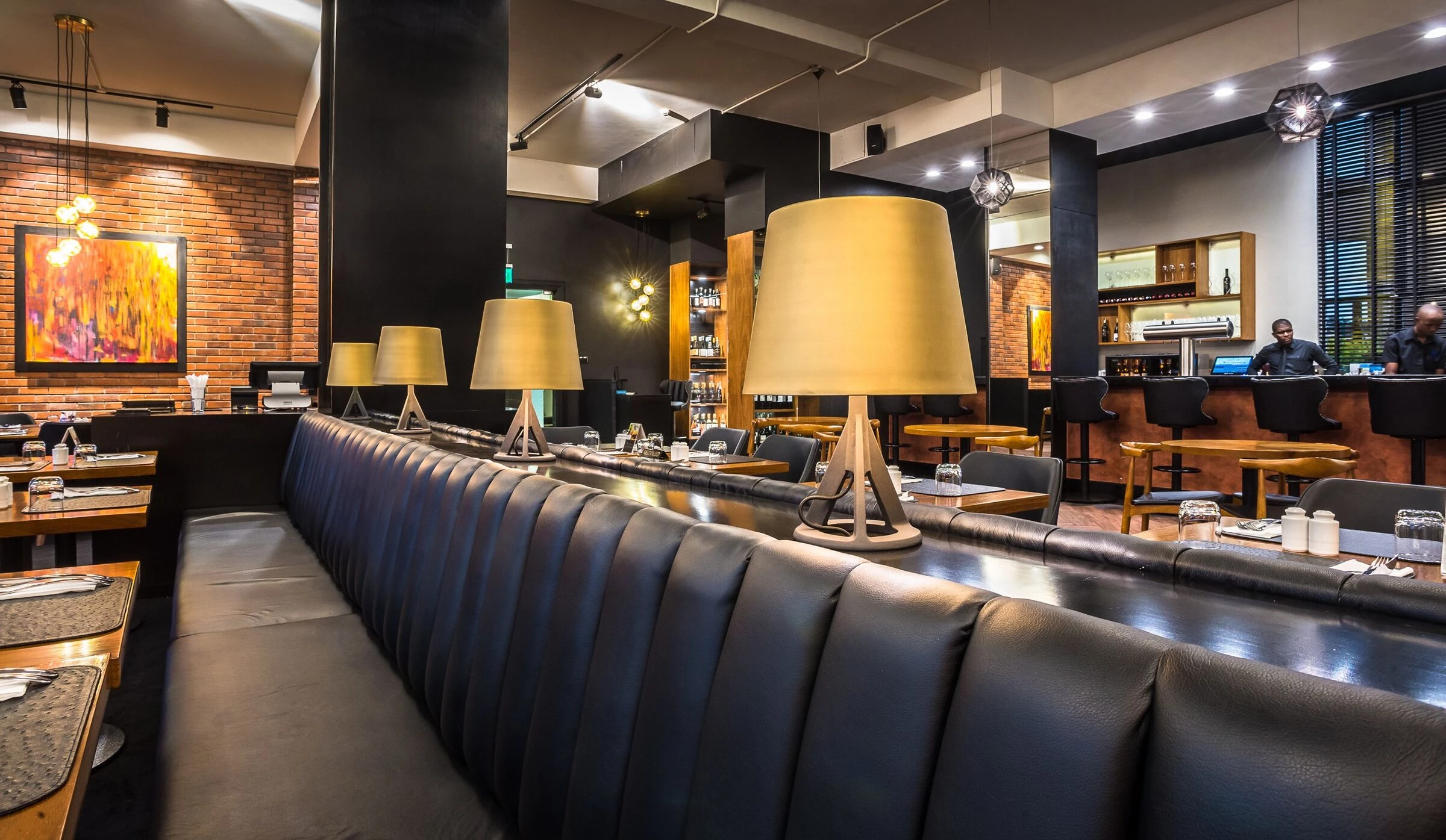 纽约风格餐厅设计，展现红砖、皮革与黑白的魅力-36