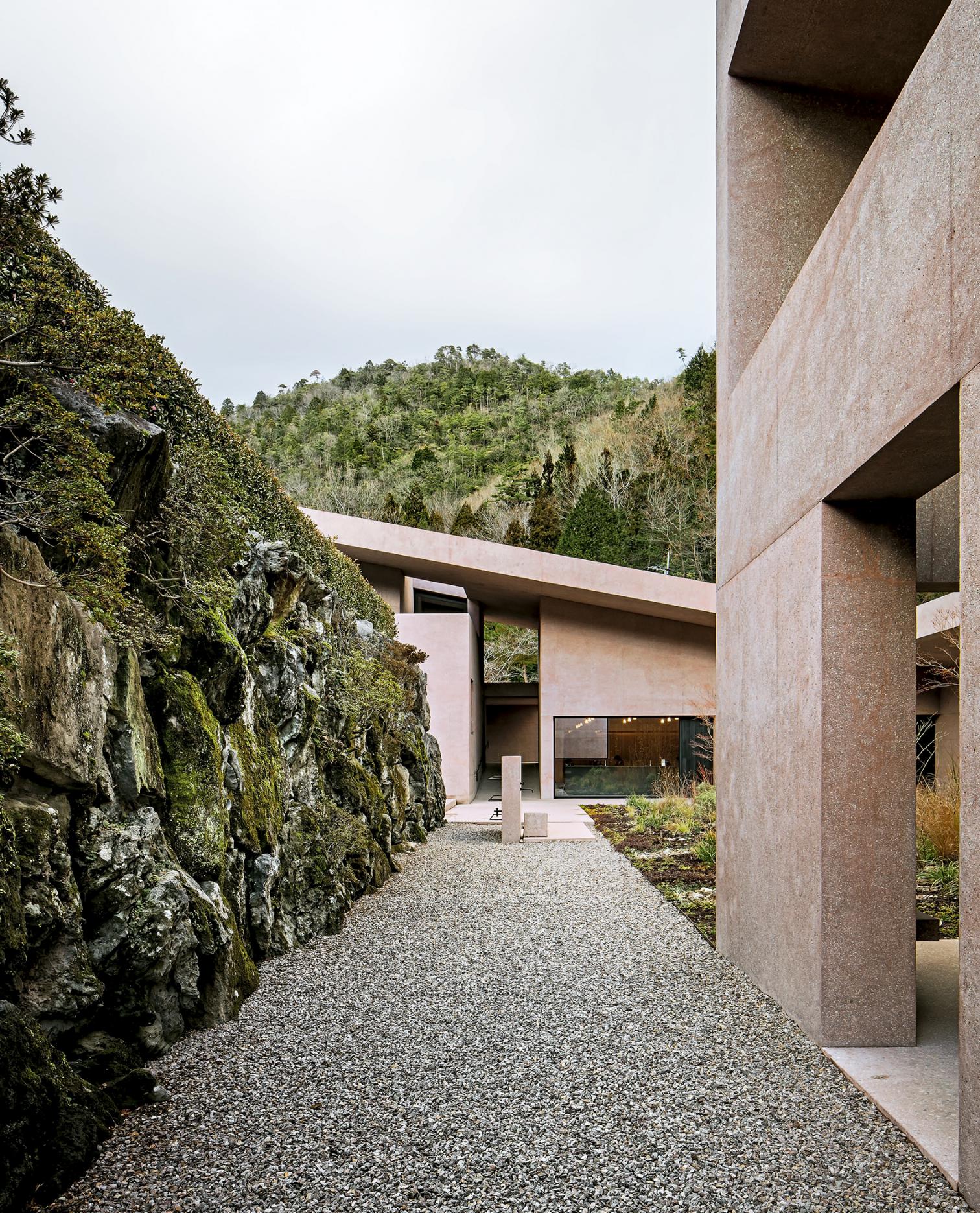 Inagawa 墓地游客中心与教堂——融入自然的寂静空间-11