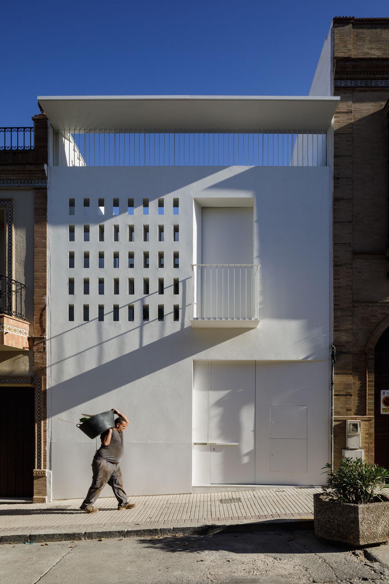 西班牙 Sevilla 的九柱庭院住宅设计-4