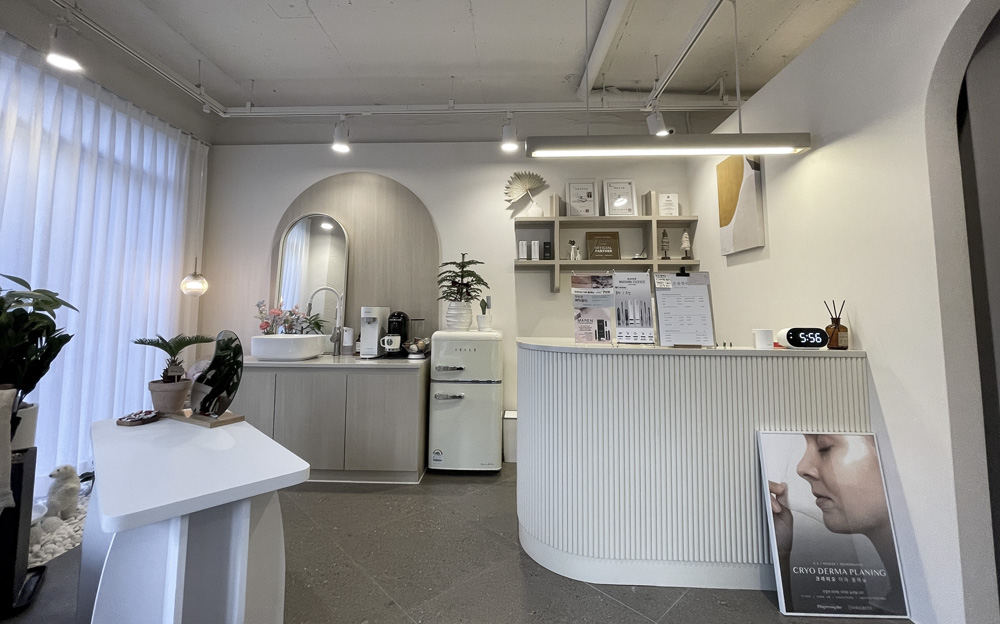 小巧精致的 grey&beige 咖啡厅室内设计-3