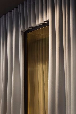 矩形空间“波浪”琥珀店-11