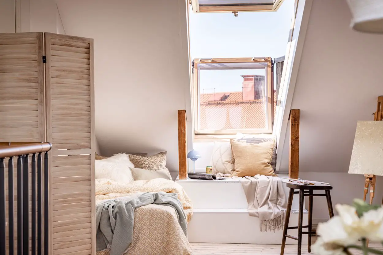 巧妙的屋顶窗 | 瑞典斯德哥尔摩公寓的独特设计-1