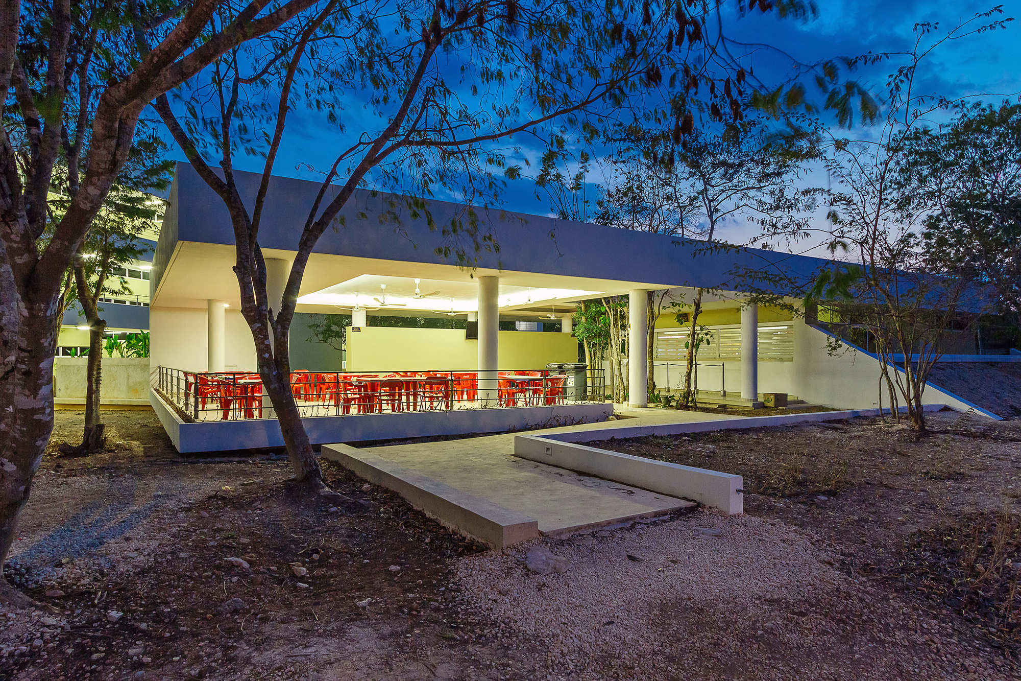 墨西哥尤卡坦自治大学教育建筑——绿色校园中的曲线魅力-21