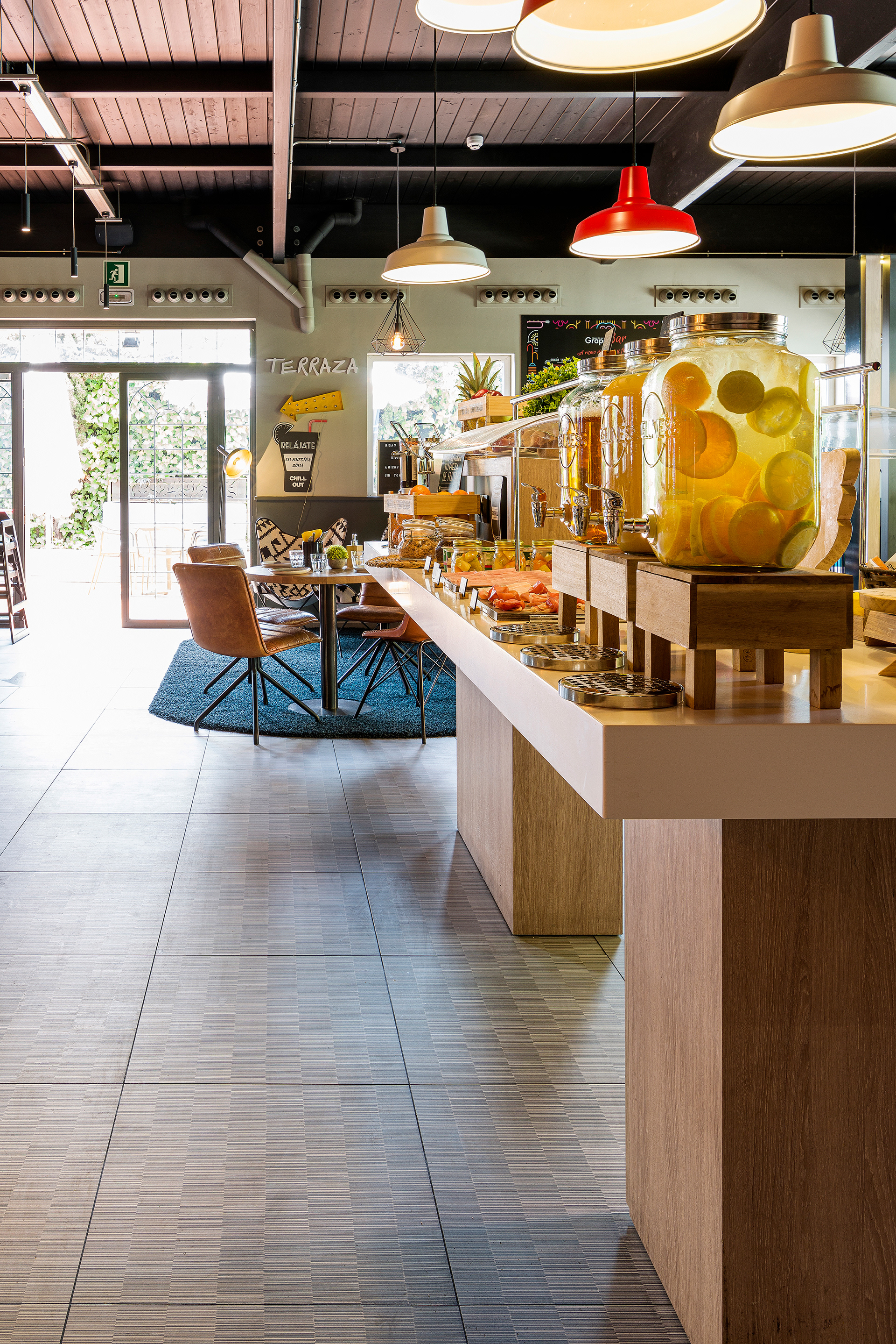 Lobby y zonas comunes del hotel IBIS Fuenlabrada-9