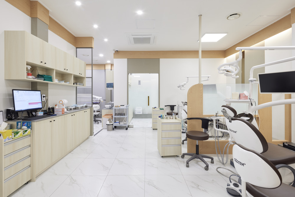白色与木质，打造温馨的 57 平米牙科诊所-8