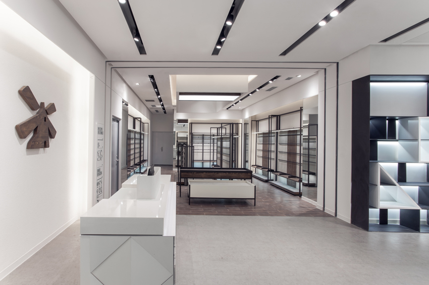 成都热风太古里形象店 | 突破传统，打造深色时尚空间-18