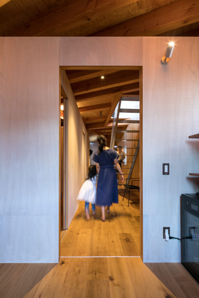 天井高５メートルの大開口斜めに架かった天井の棟木。シンプルかつ大胆なデザインの家 | Architecture | 100%LiFE-14