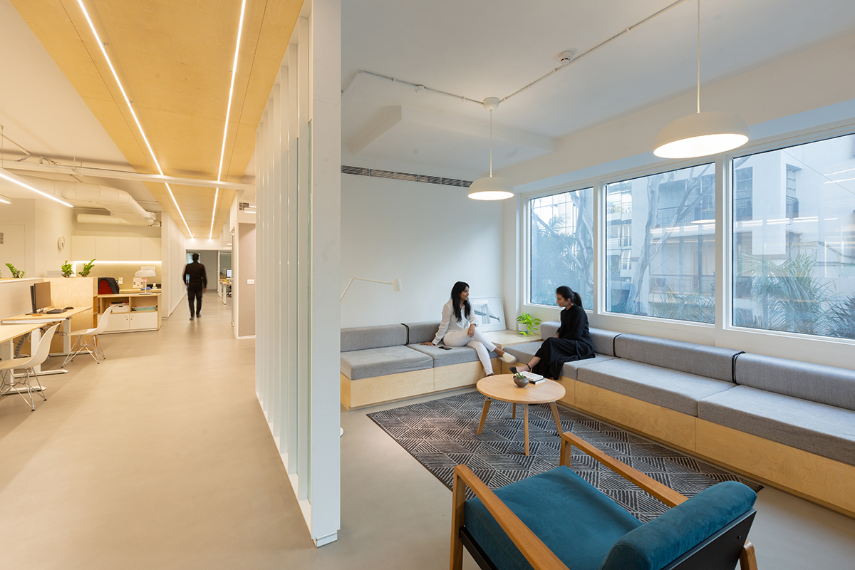 极简自然光下的开放办公空间-24