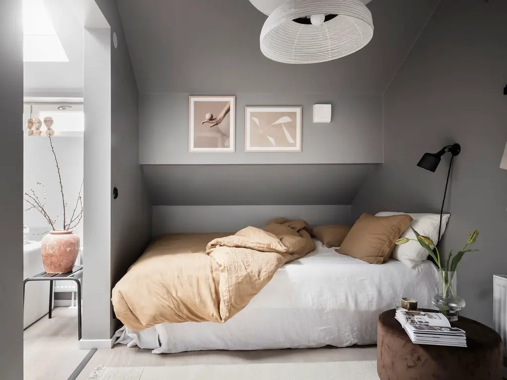 Un deux-pièces de 34m2 design et gris et sa chambre mansardée-11