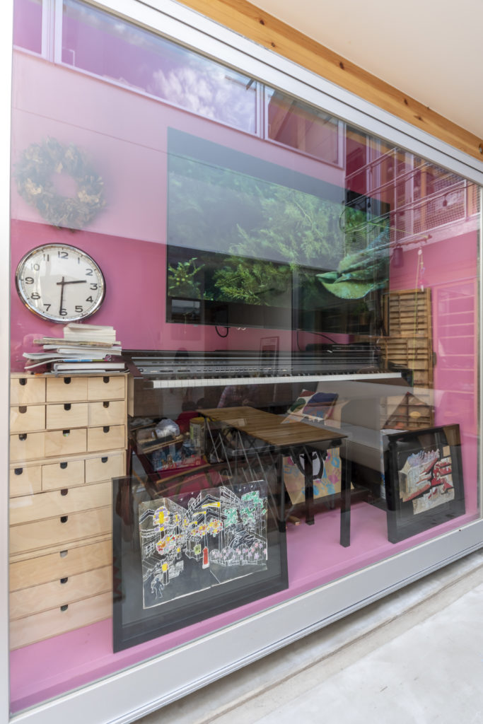 漫画の世界にも通ずる住空間リビングが外にあって、直接空を望める家で暮らす | Outdoor | 100%LiFE-22