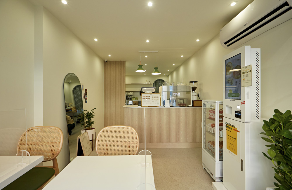 简约 13 坪咖啡厅，白色与原木打造温馨空间-3