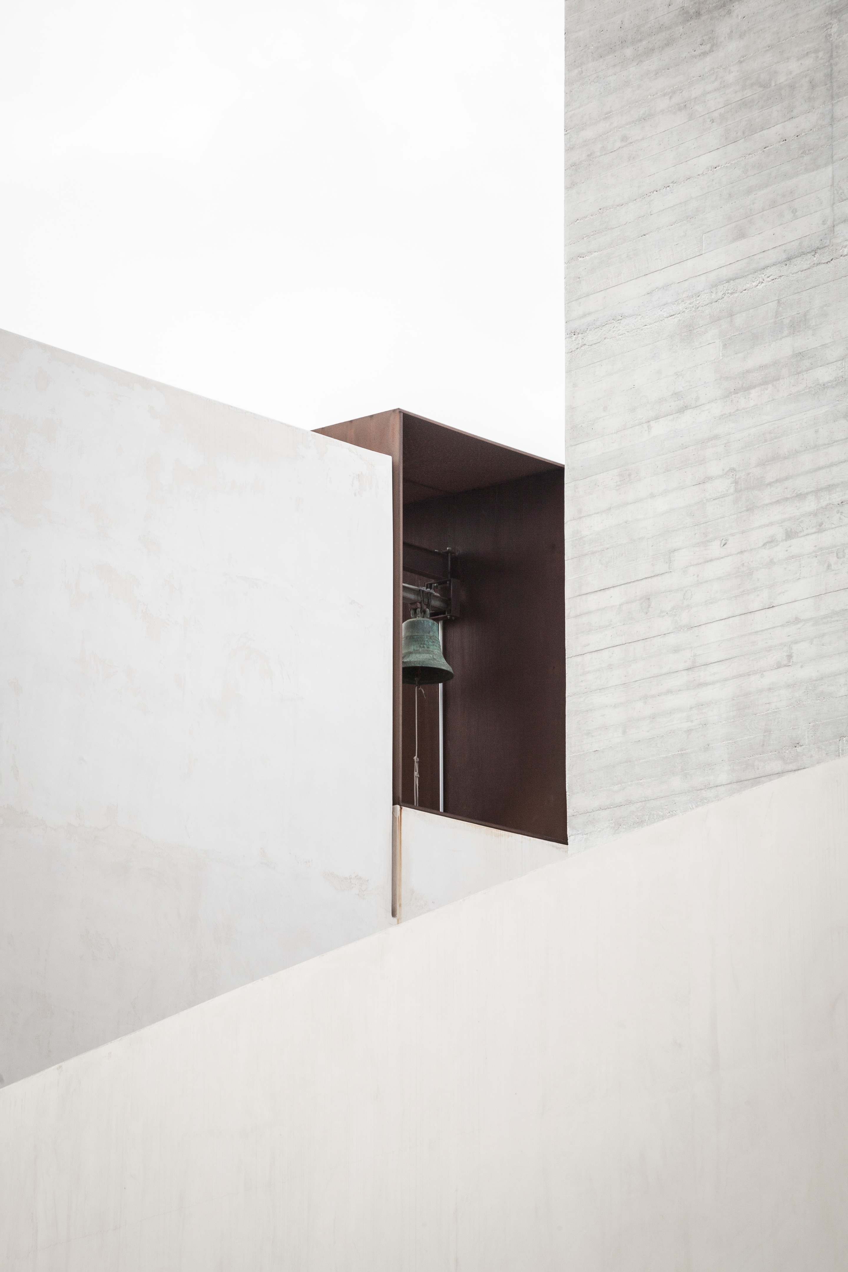 意式乡村教堂设计,融入地貌塑造神圣空间-12