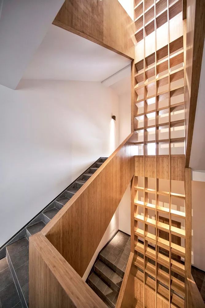 民宿设计，不论是重建或扩建、运用设计的加法或减法、还是采用在地材料，不仅能使荒废破旧的乡下老宅焕然一新，也能重塑一方水土。-97