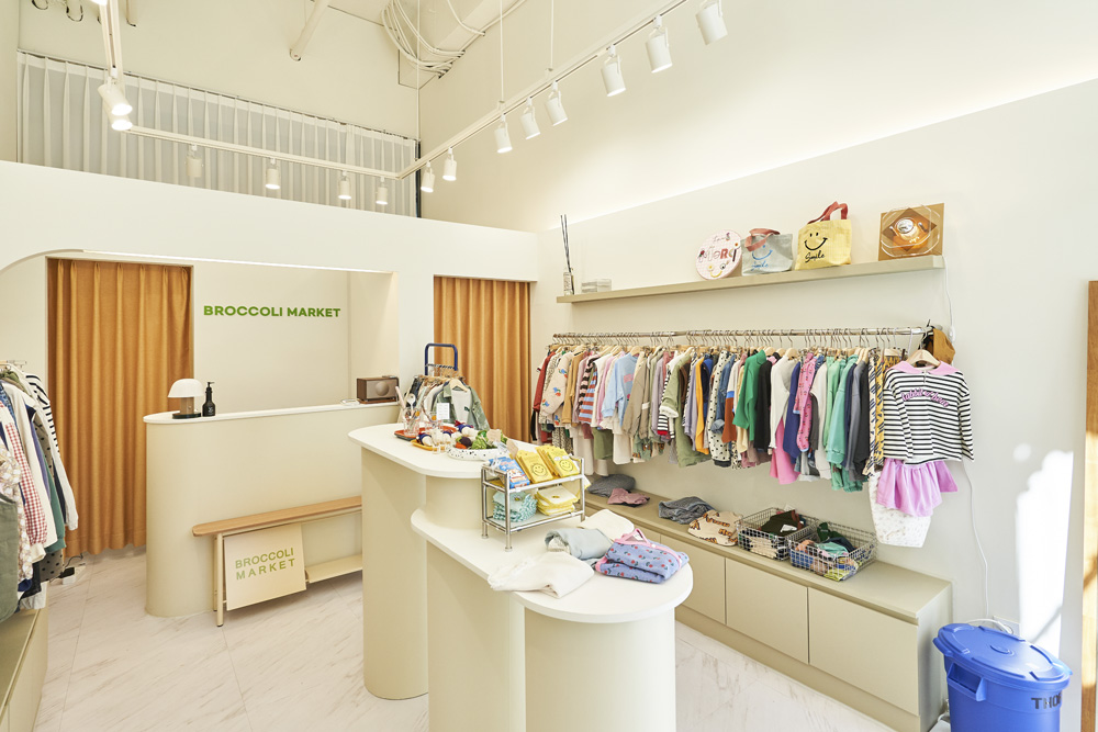 白色与木质的极简服饰店设计-3