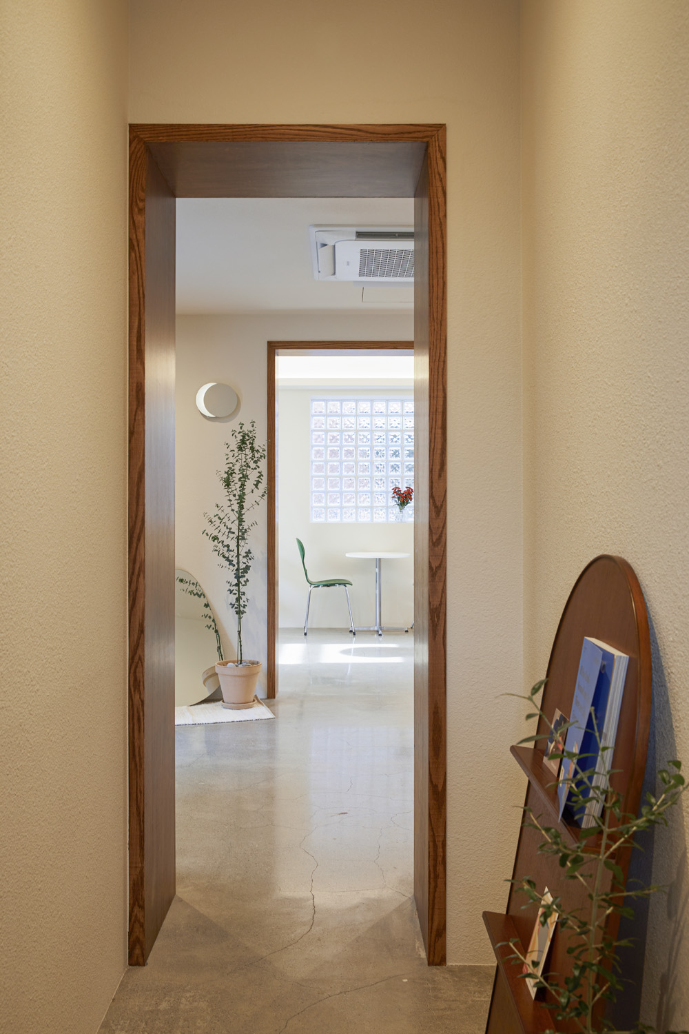 简约 37 平咖啡馆，白色与原木打造温馨空间-17