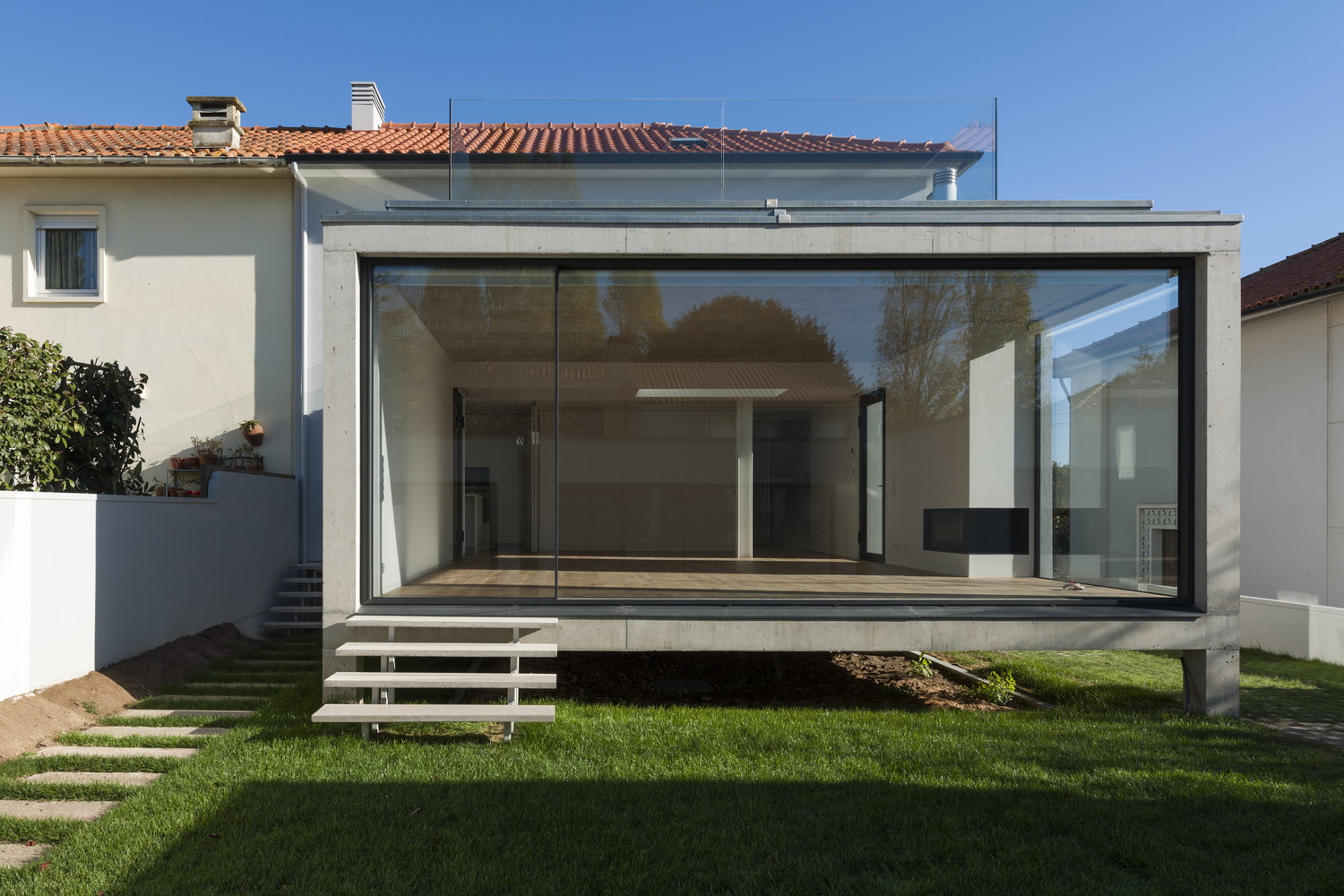 波尔图半独立式住宅翻新-13