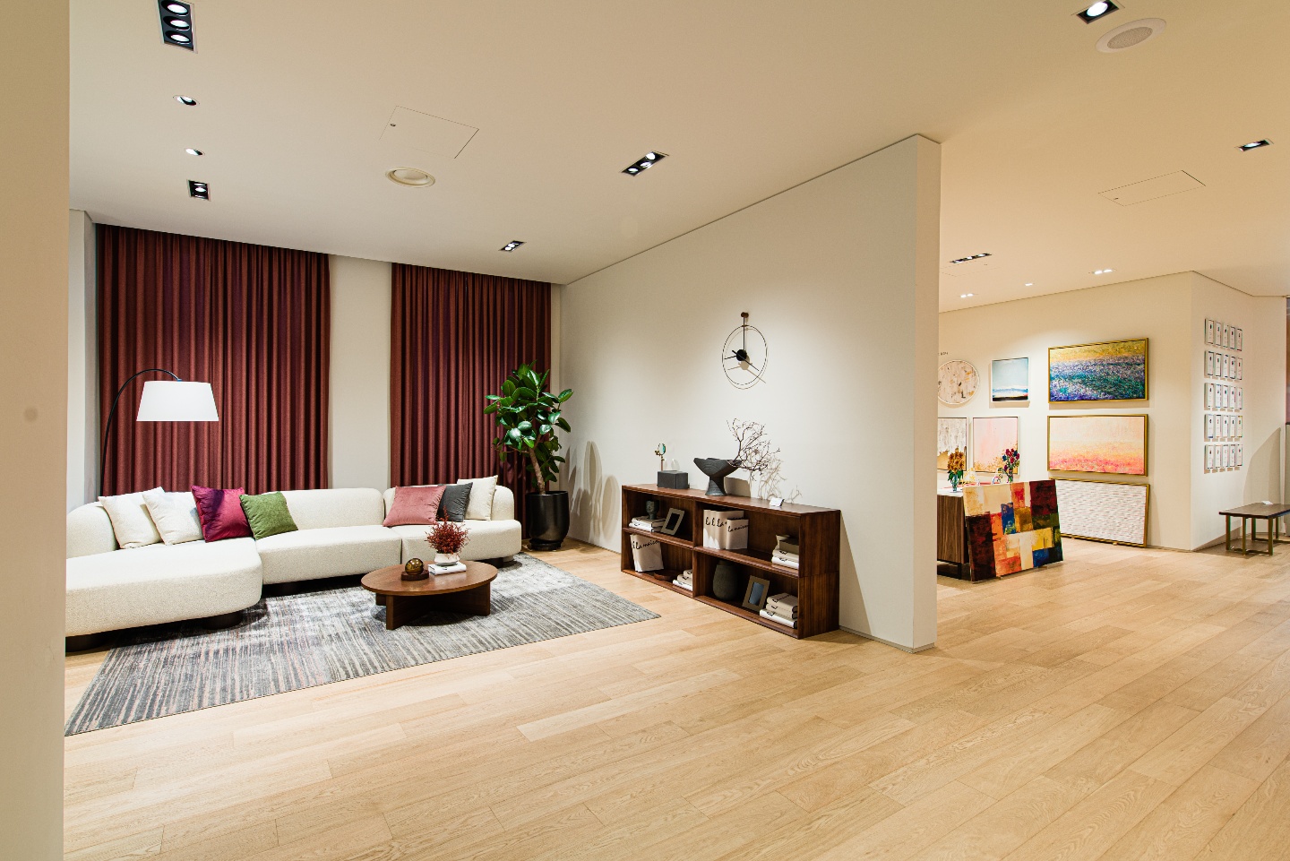 白色与木质，极简艺术的 35 平米艺术画廊-9