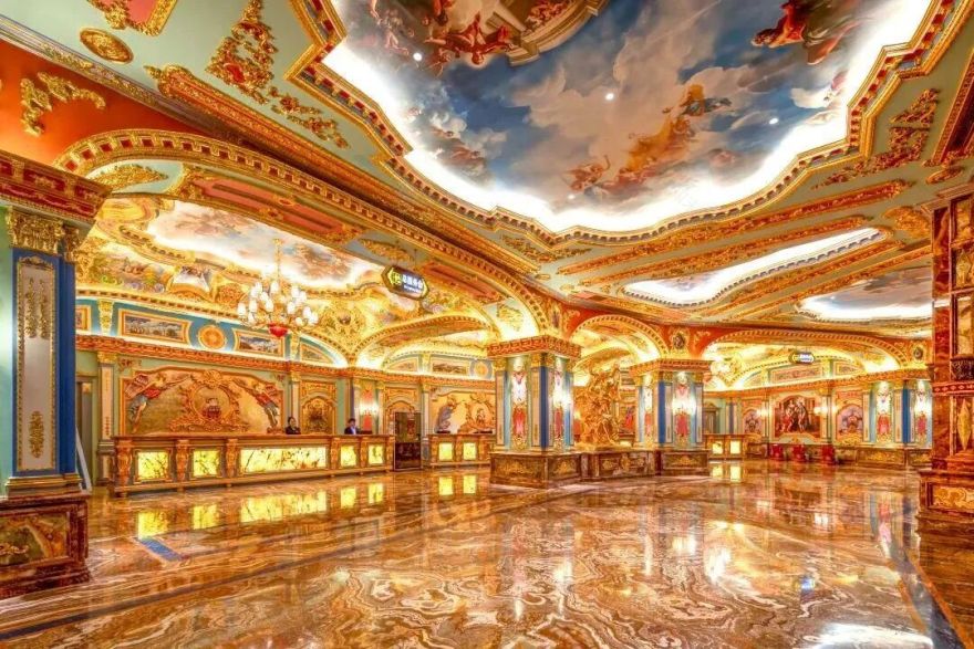 93米!全球最大套娃建筑!草原上的魔幻城堡,10万游客打卡背后的争议与狂欢-7