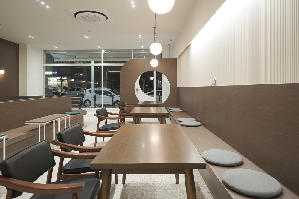 白色与木质，打造 36 平米的极简咖啡厅-10