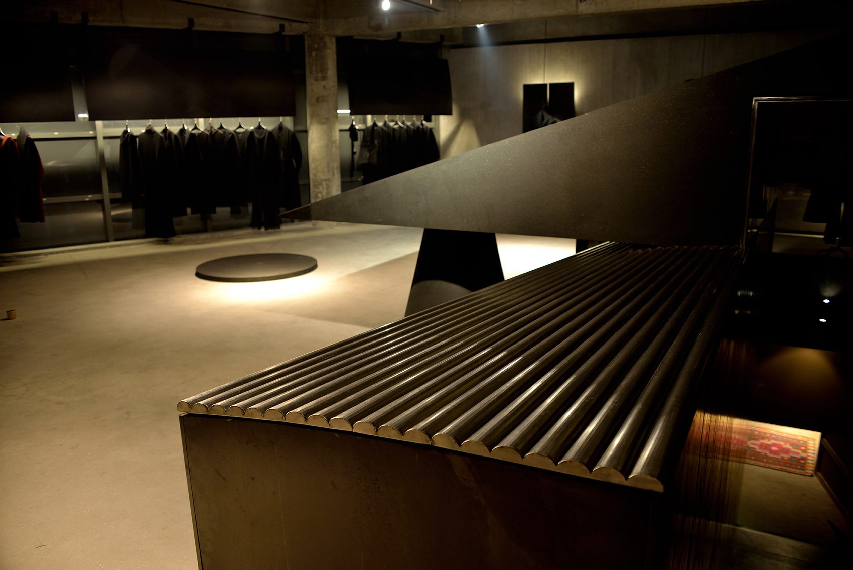 黑色斜面系统&黑壳HEIKE服装品牌概念店,中国 / 杭州啊嗯室内设计-38