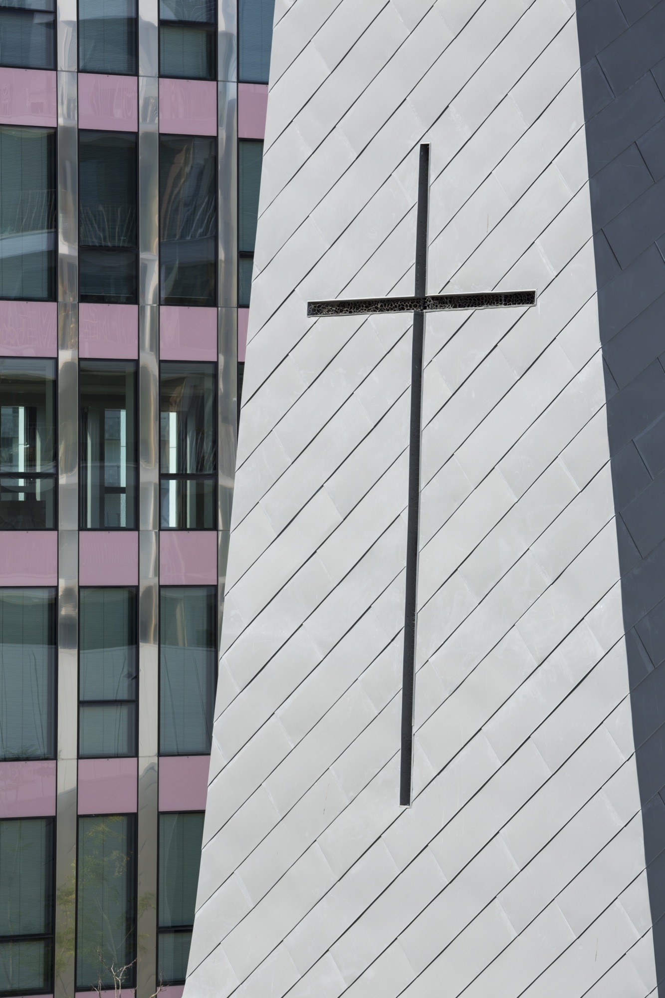 折叠 zinc 外壳中的宁静圣所——法国 Ensemble Pastoral Catholique 教堂设计-23