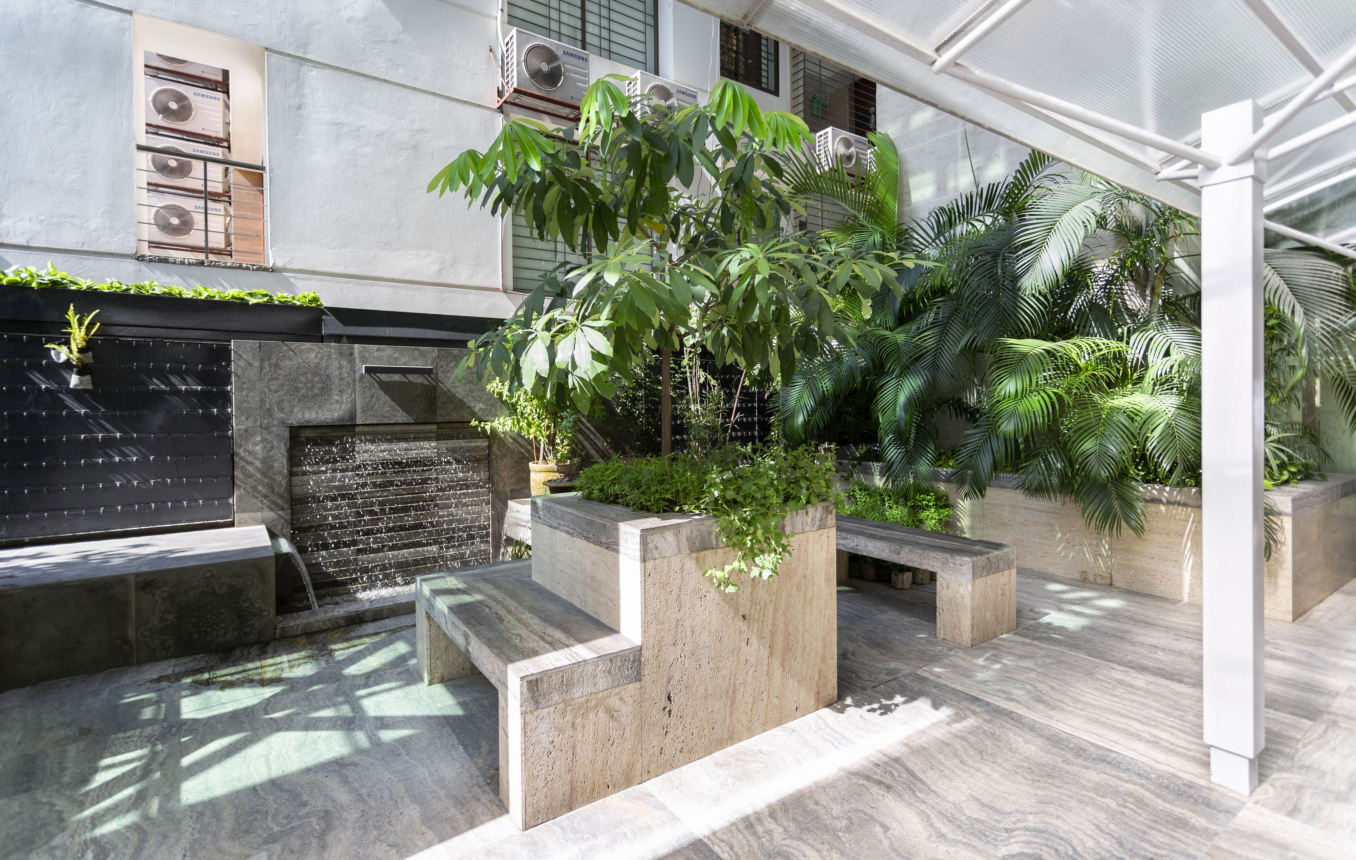 绿意盎然的都市森林办公楼-26