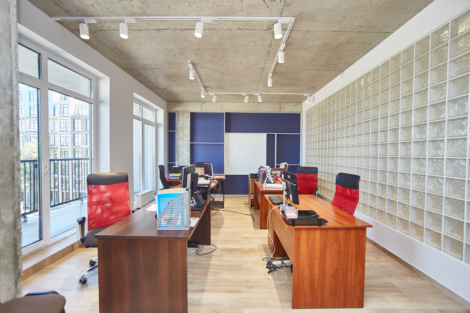 OFFICE OF THE LAW COMPANY: 170 sq.m (Real)-20