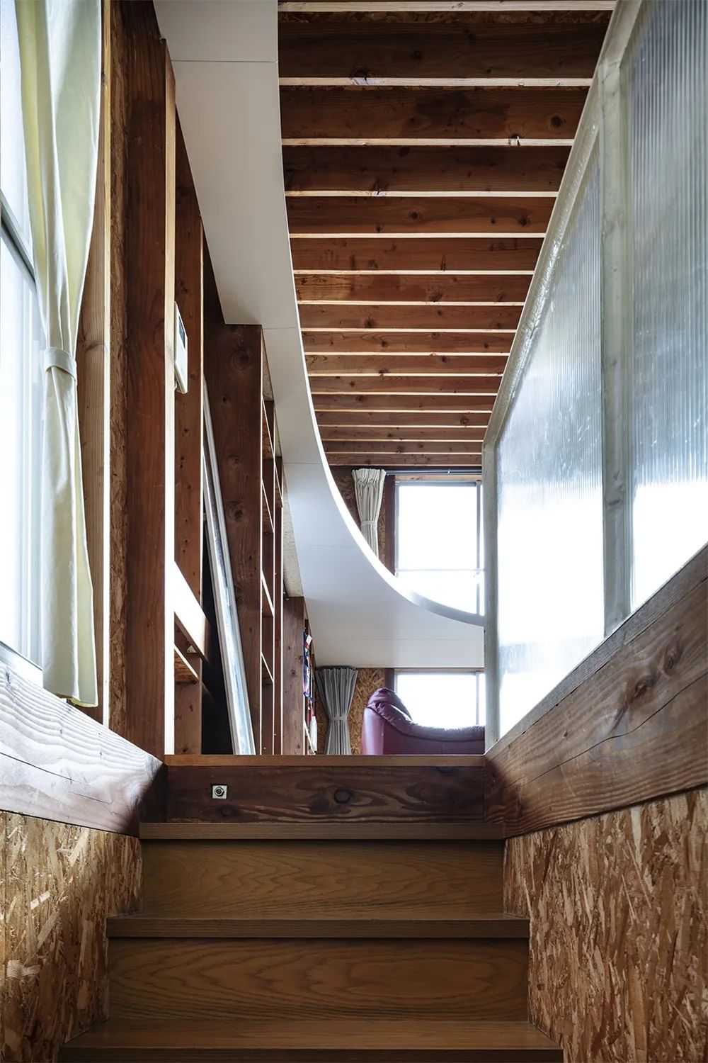 东京 Ceiling and Ellipse 住宅翻新，倾斜屋顶下的超椭圆空间设计-14