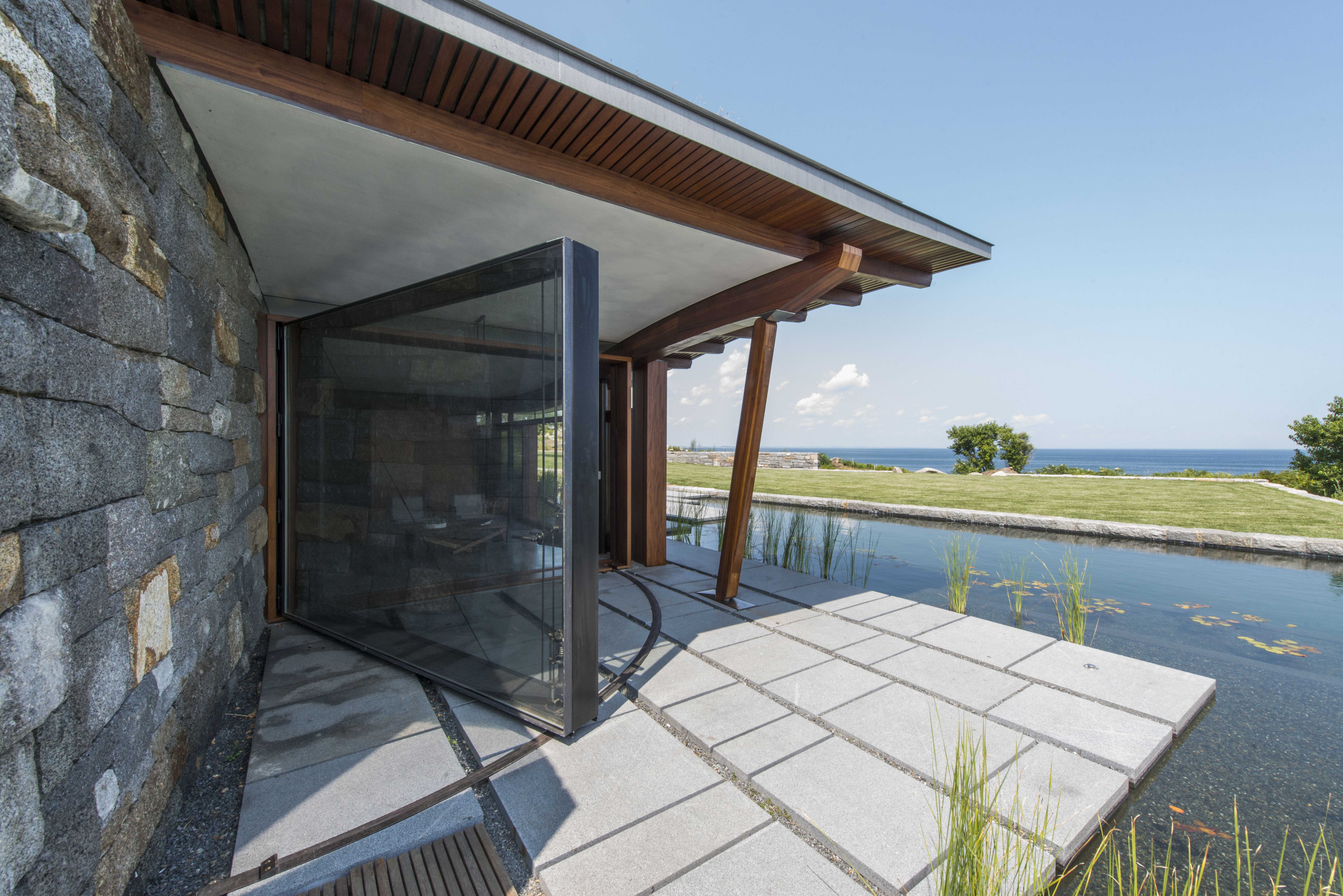 悬崖之上的绿色泳池住宅-32