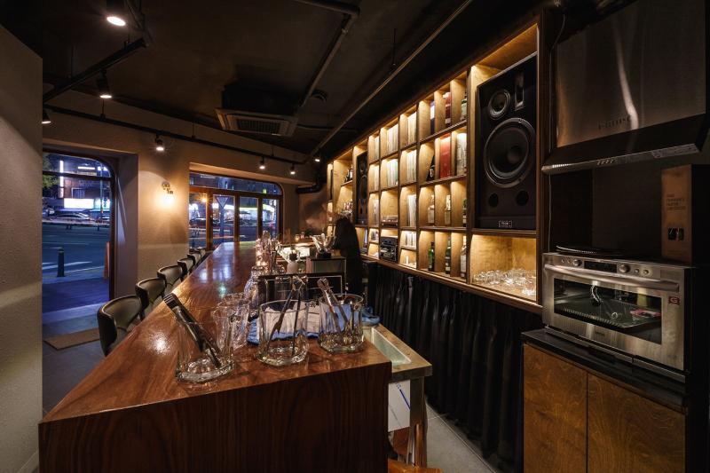 照明点缀的十平米温馨小酒吧设计-7