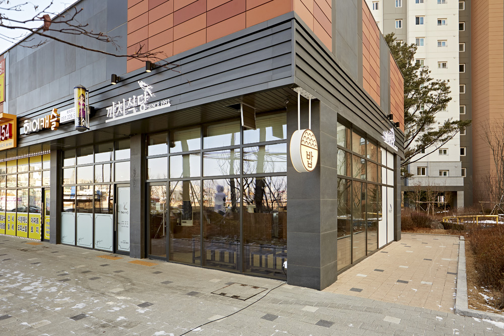 白色与木质的极简之美 | 12 平米小空间的神奇蜕变-16