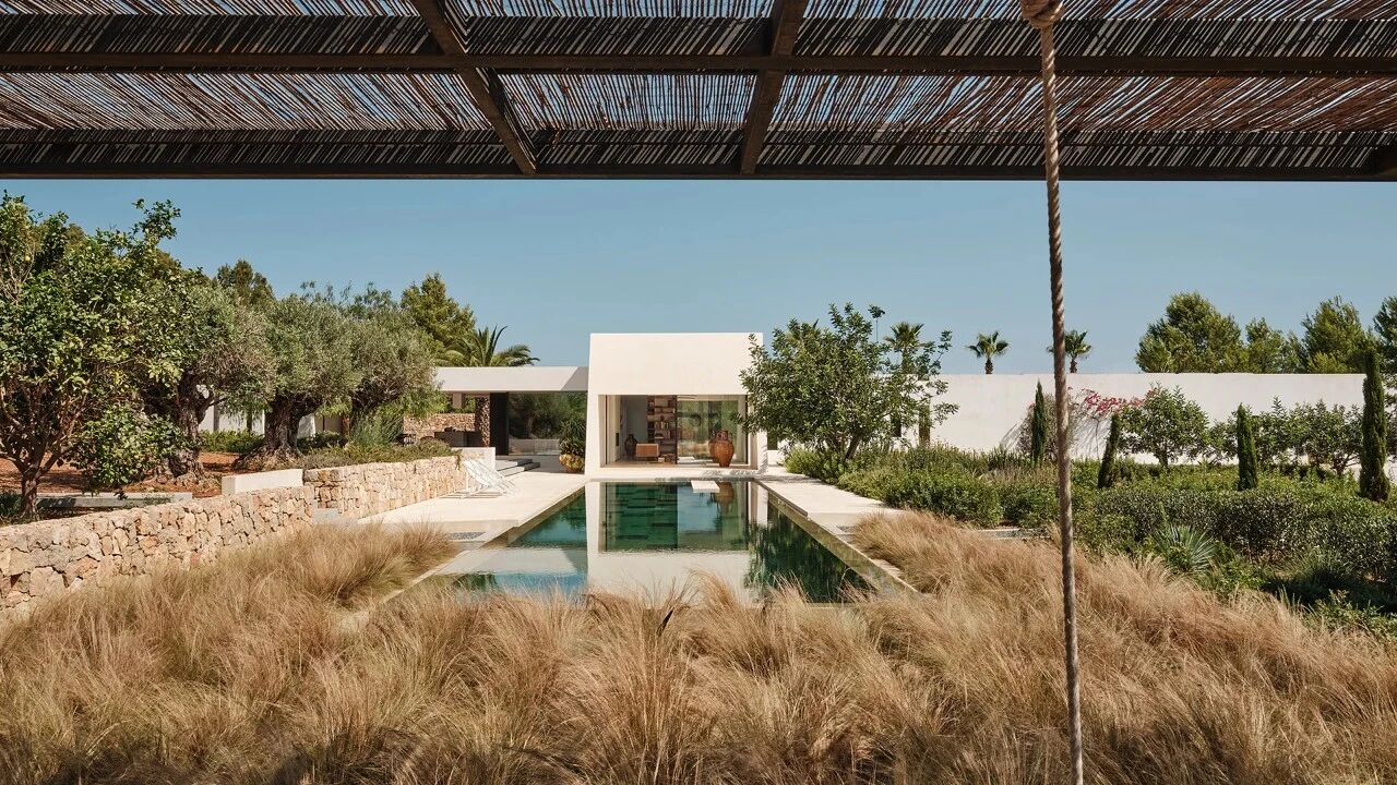 池畔松影·伊比萨山谷里的静心之所丨西班牙丨法裔伊朗建筑师帕斯卡尔·谢赫·贾瓦迪-11