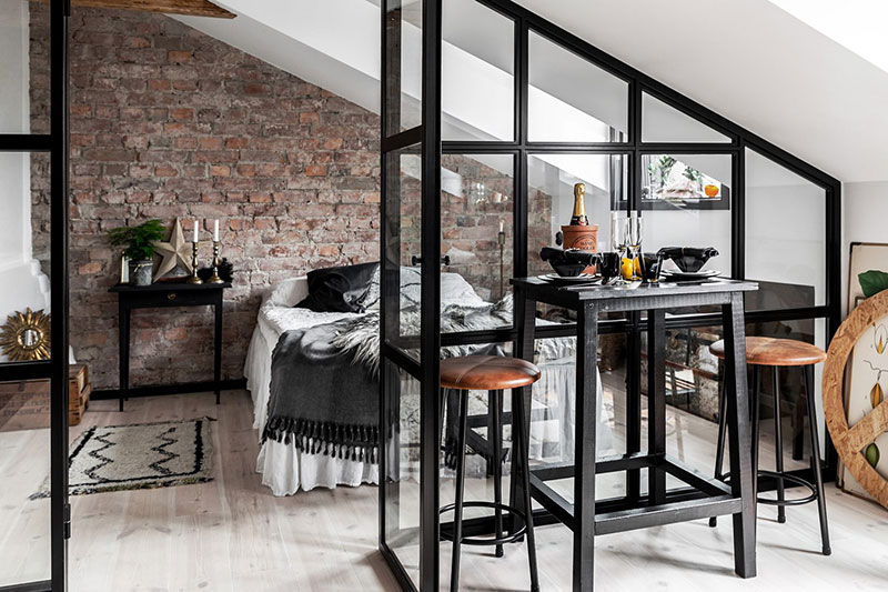 瑞典 35 平米砖墙阁楼公寓，原木梁与玻璃 partition 打造别致空间-12