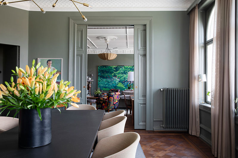 瑞典马尔默中心古典奢华风格的暗色调公寓设计-10