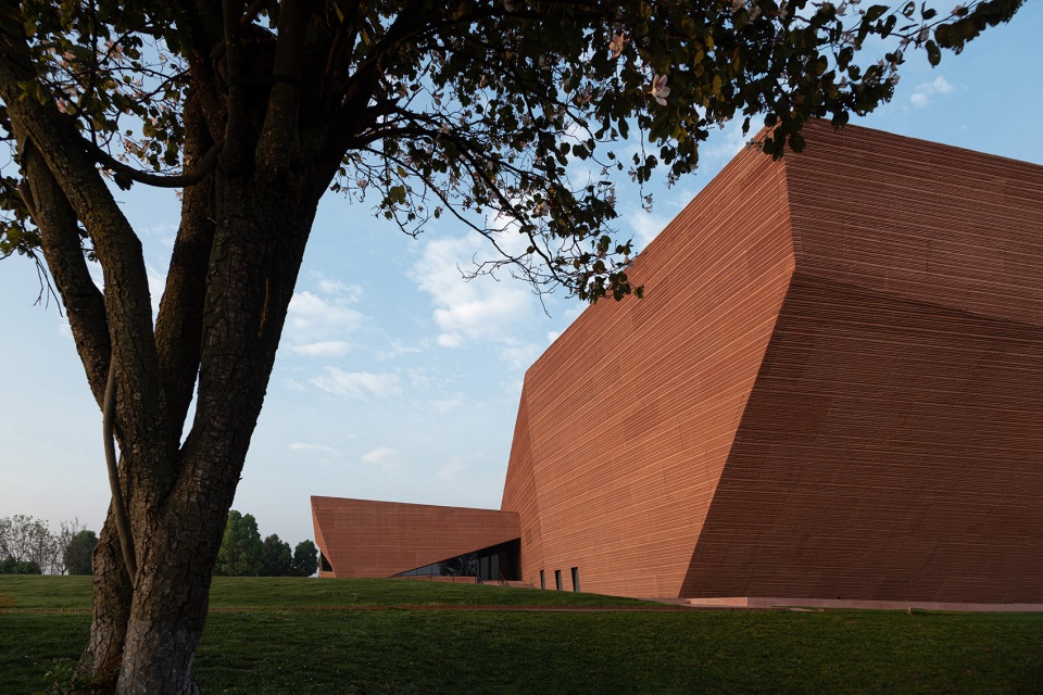 云南东风韵艺术中心 | 红土地上的现代石雕艺术-35