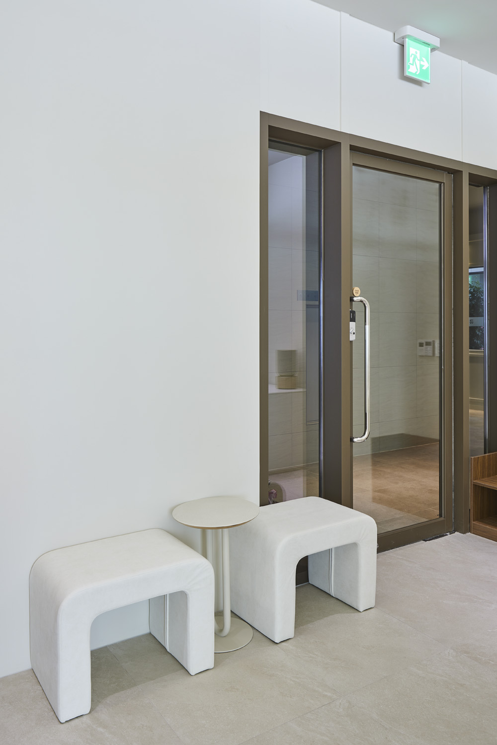 16 坪高级氛围的白色&木纹瑜伽学院室内设计-15