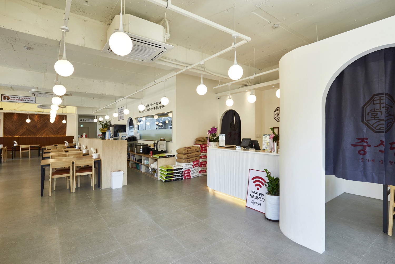 白色与木色交融的 60 平中式餐厅设计-4