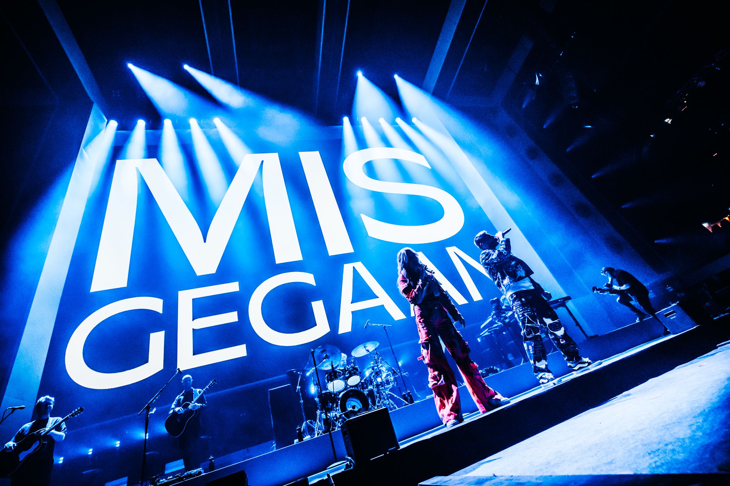 Stage design, showdirection & graphics - Suzan & Freek-7