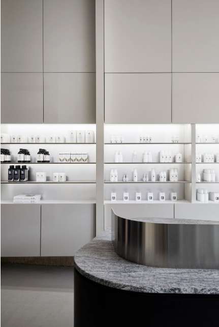 金色的;金黄色的;金的;金制的-81